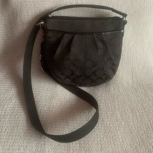 Coach crossbody. Very spacious. 💯 authentic